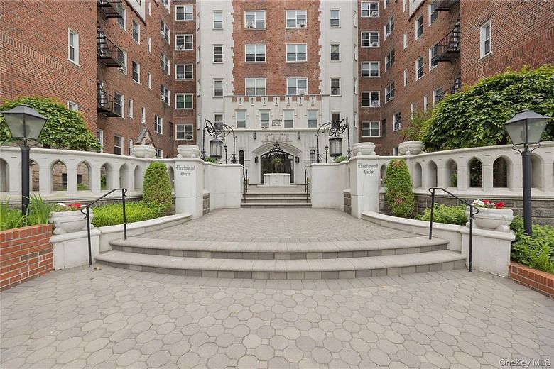 60 W Broad Street #1G