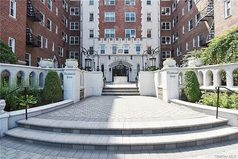 60 W Broad Street #1L