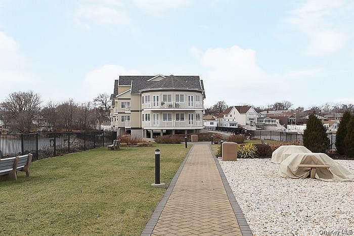 600 Clarence Avenue #2D