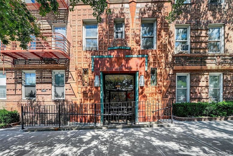 601 Pelham Parkway N #106