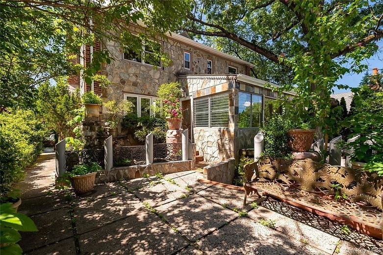 6015 Independence Avenue