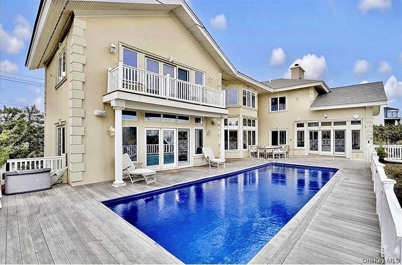 605 Dune Road