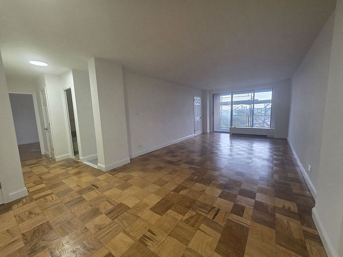61-20 Grand Central Pkw #B1201