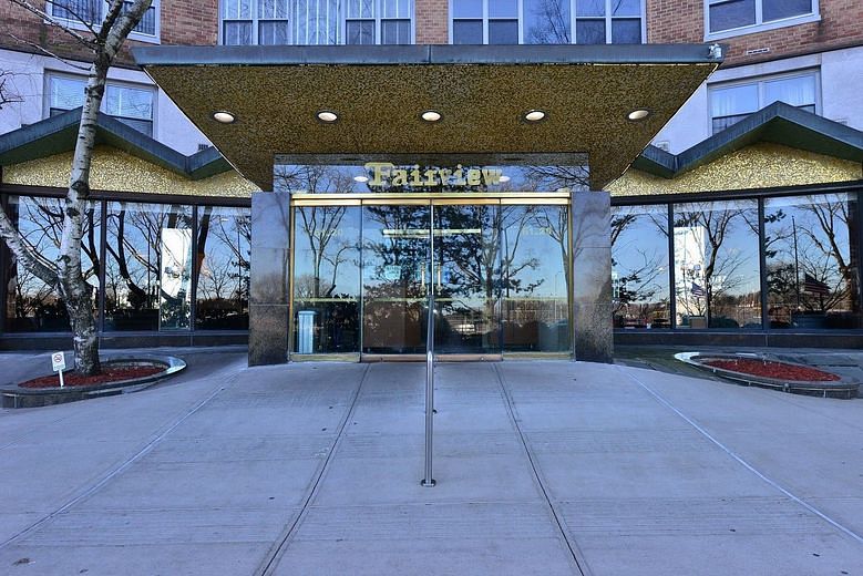 61-20 Grand Central Pkw #B508