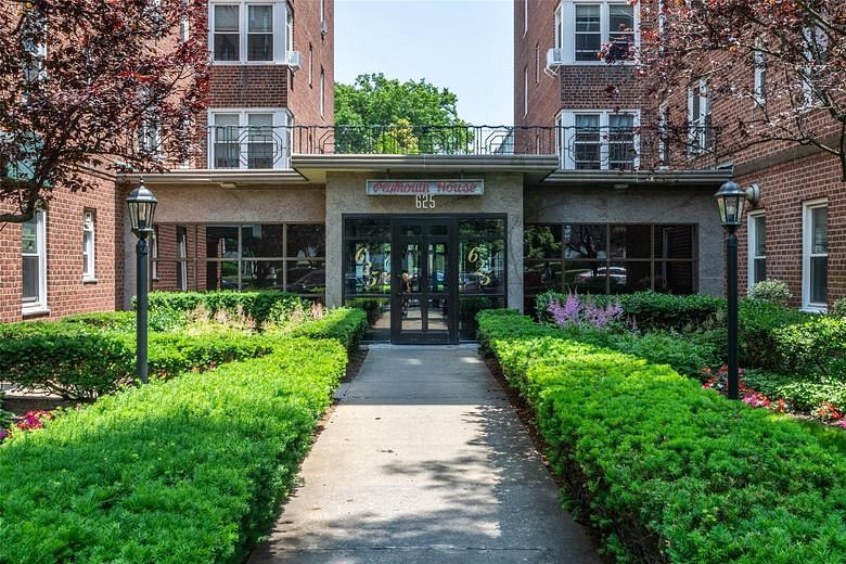 625 Gramatan Avenue #6L