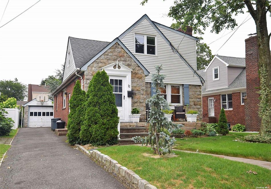 Image 1 of 18 for 11 Whittier Street in Long Island, Lynbrook, NY, 11563