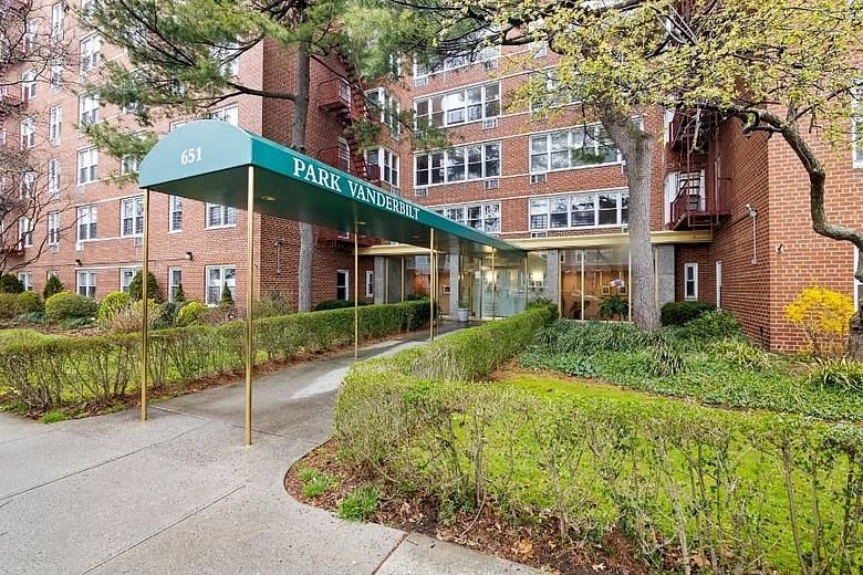 651 Vanderbilt Street #2P
