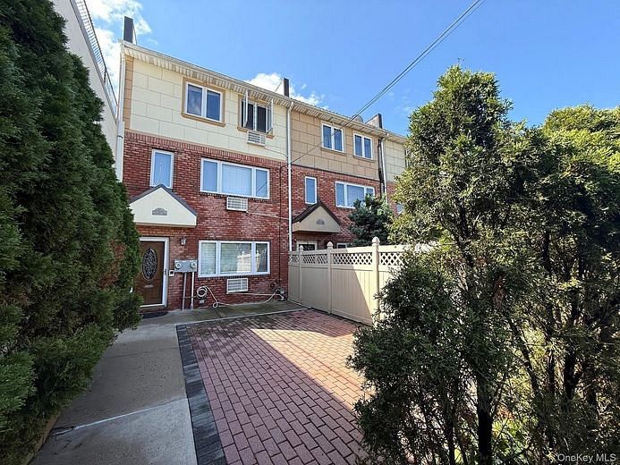6542 Metropolitan Avenue