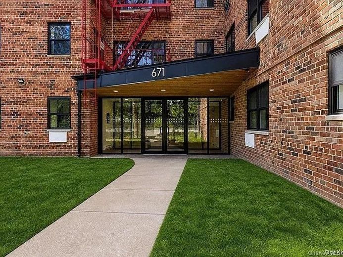 671 Bronx River Road #LG