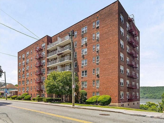 679 warburton Avenue #2R