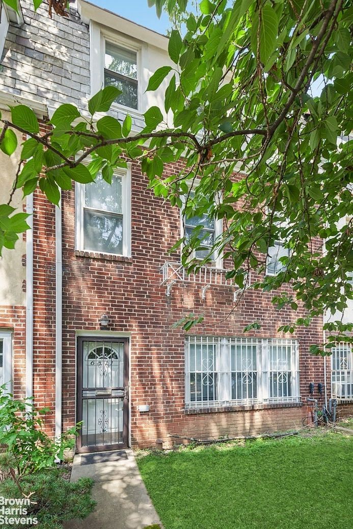 68-11 Dartmouth Street