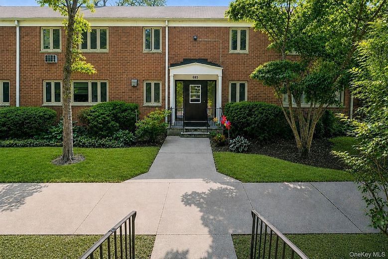 685 Hillside #D