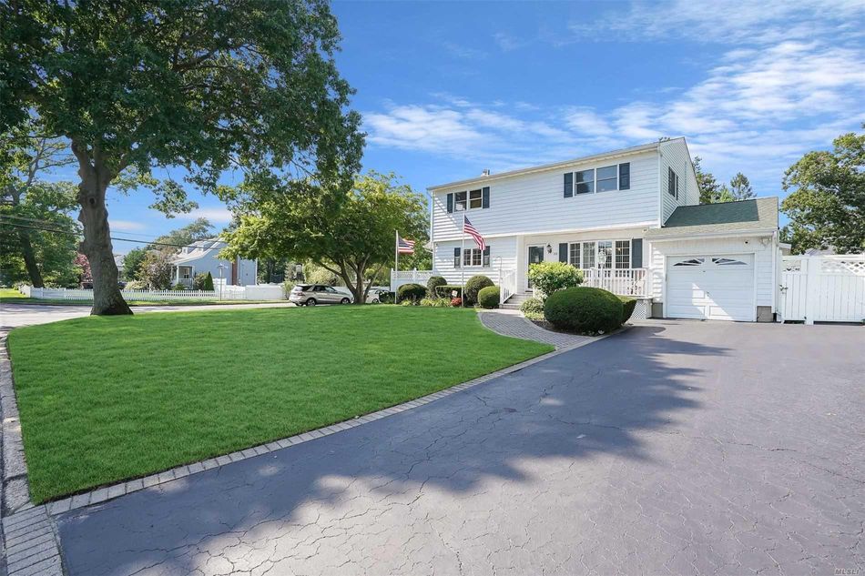 Image 1 of 33 for 101 Brook Street in Long Island, W. Sayville, NY, 11796