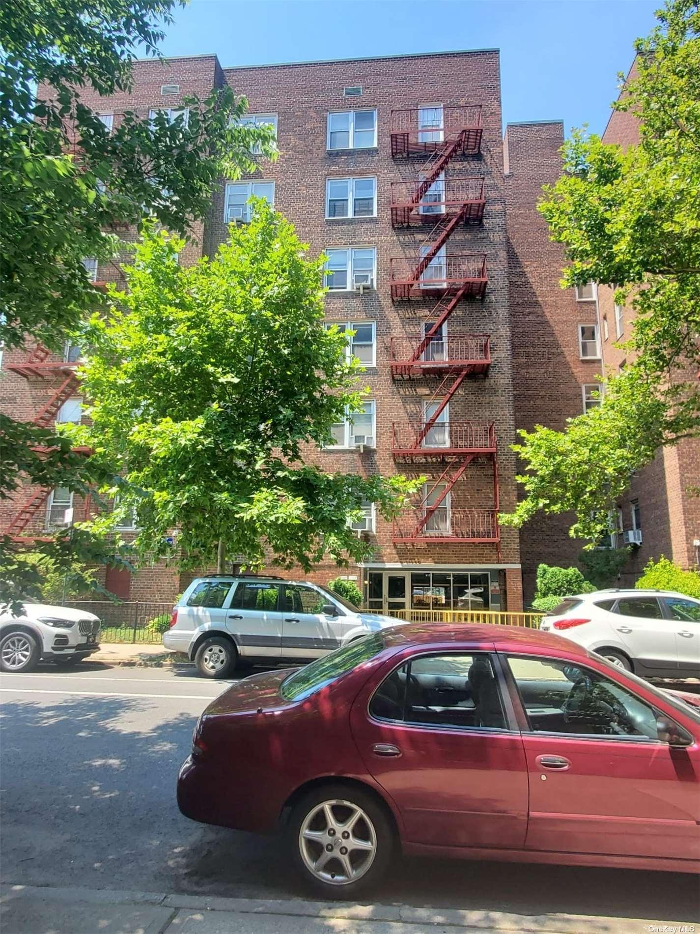 33-44 91 St #1X in Queens, Jackson Heights, NY 11372