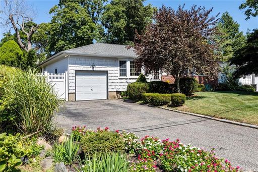 Image 1 of 20 for 47 Sinclair Drive in Long Island, Greenlawn, NY, 11740