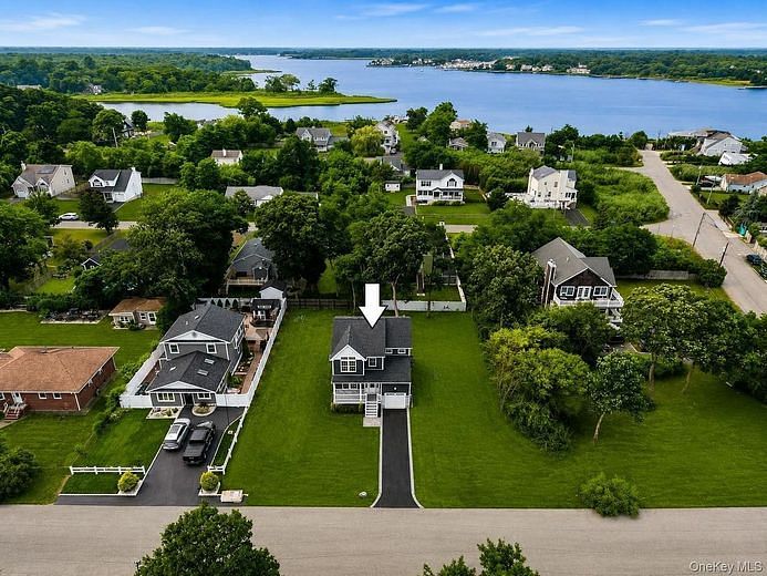 7 Edgewater Drive