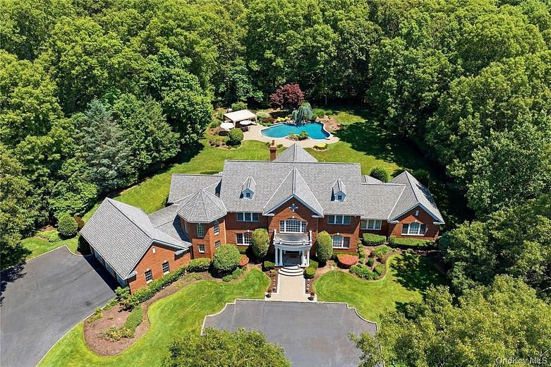 7 Fairway Court