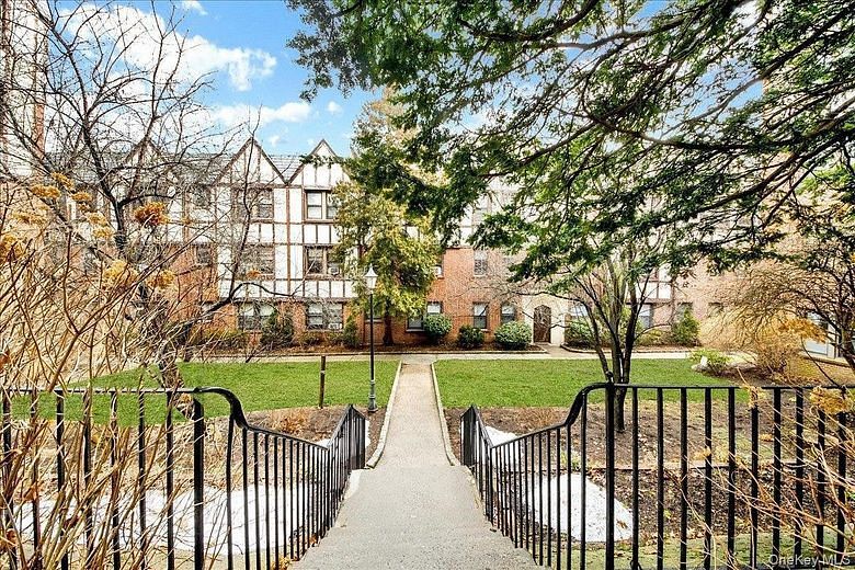 7 Greenridge Avenue #B8