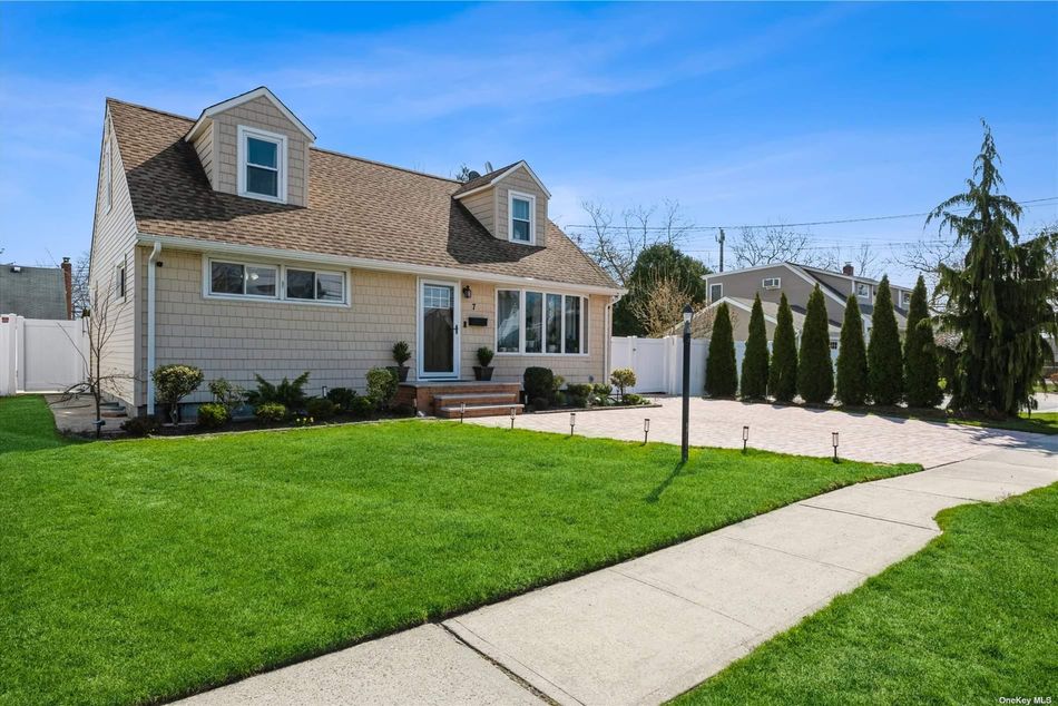 Image 1 of 36 for 7 Smith Street in Long Island, Hicksville, NY, 11801