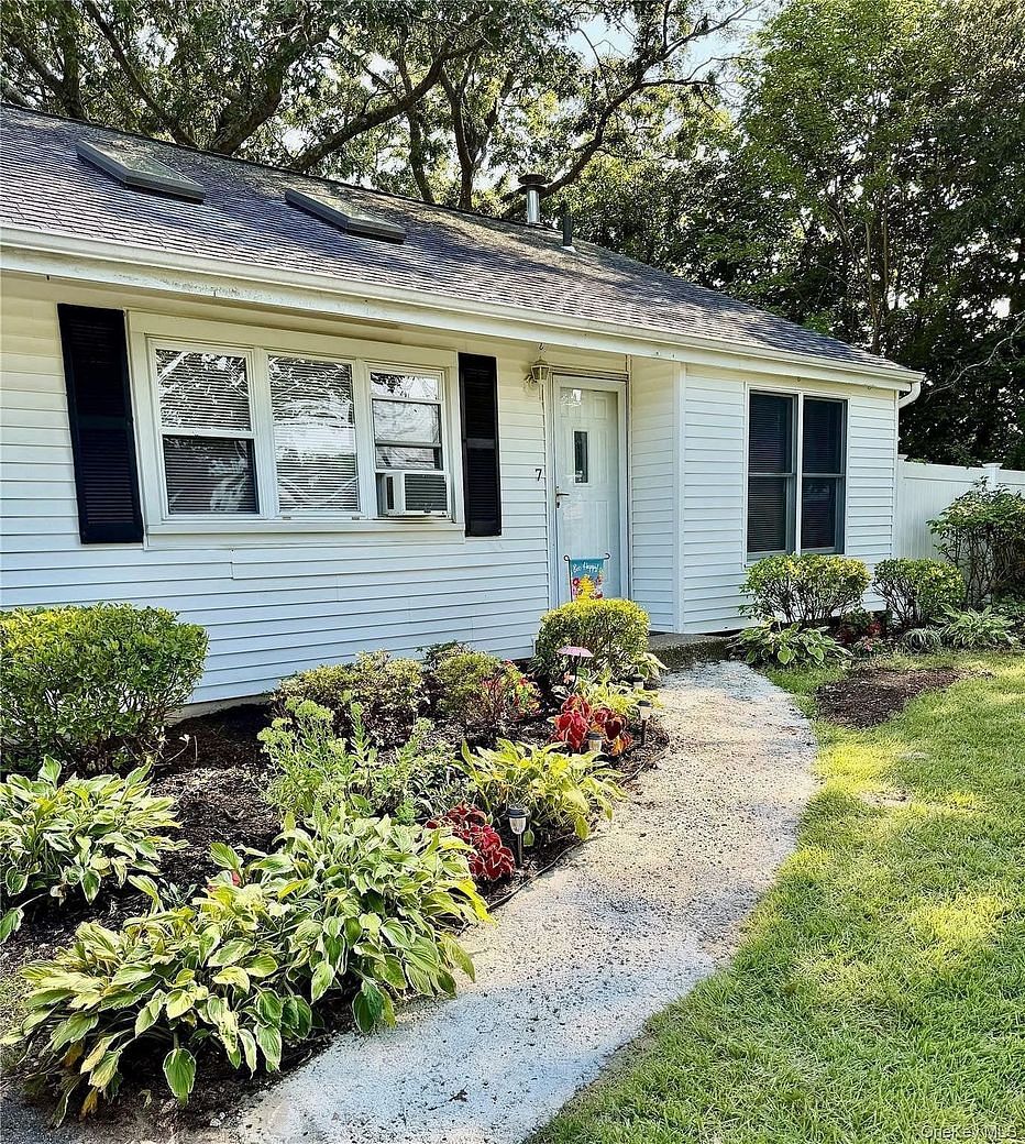 7 Squires Avenue