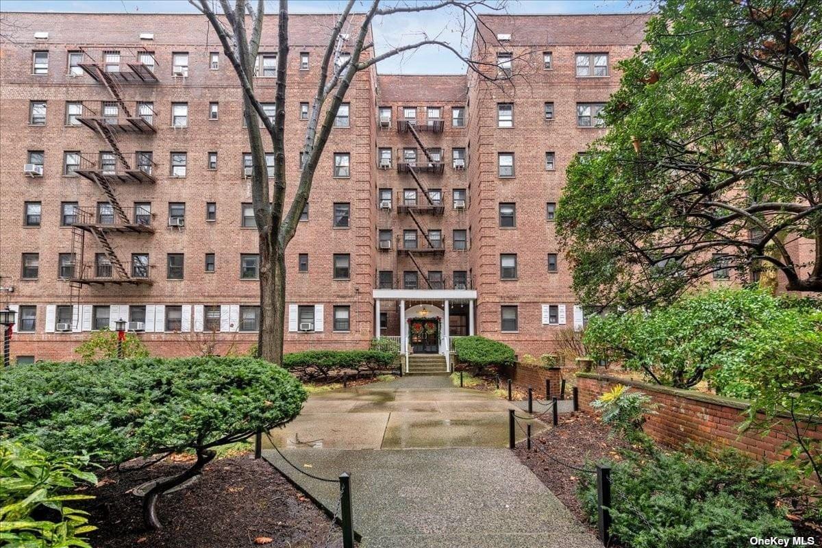 83-75 118th Street #5D in Queens, Kew Gardens, NY 11415