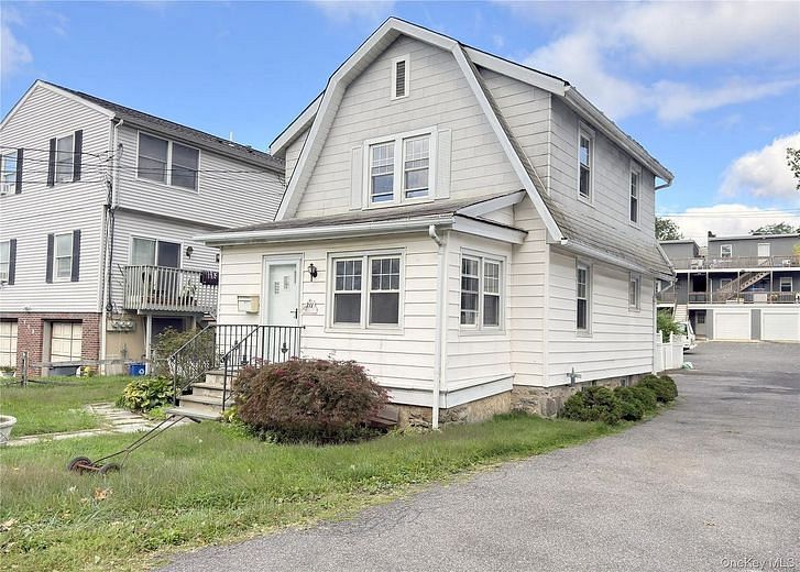 711 Hall Street