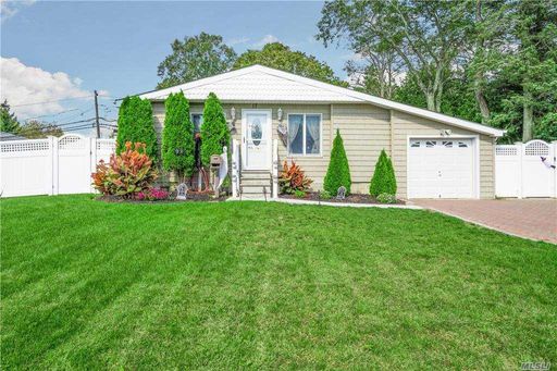 Image 1 of 17 for 17 Havemeyer Ln in Long Island, Commack, NY, 11725