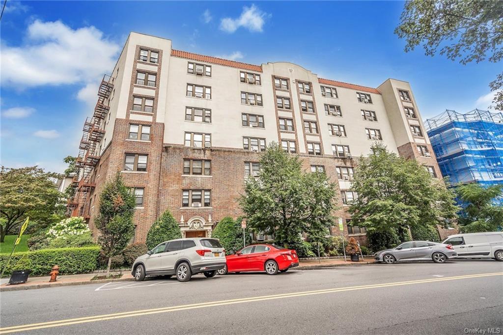 42 W Pondfield Road #3E in Westchester, Bronxville, NY 10708