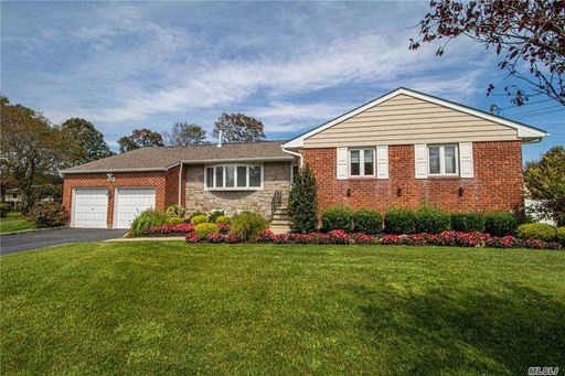 Image 1 of 32 for 806 Aberdeen Rd in Long Island, Bay Shore, NY, 11706