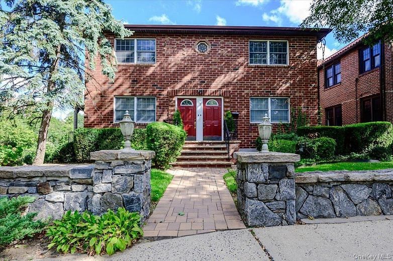77 W Devonia Avenue