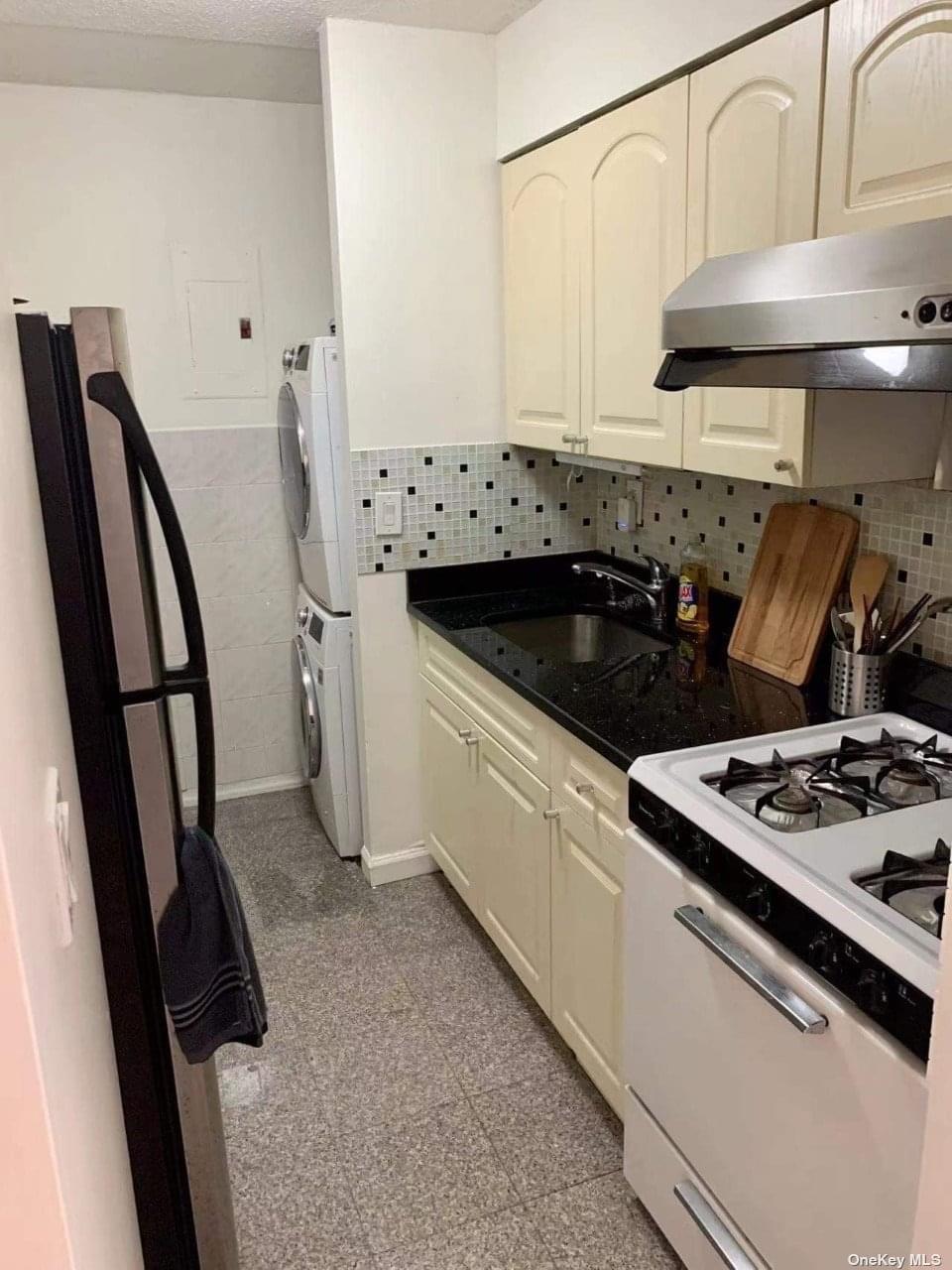 42-42 Union Street #4F in Queens, Flushing, NY 11355