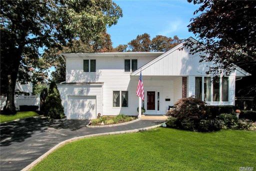 Image 1 of 26 for 15 Oakwood Hills Dr in Long Island, East Islip, NY, 11730