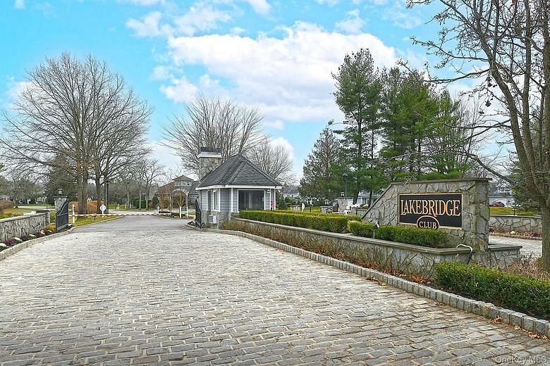 79 Lakebridge Drive S