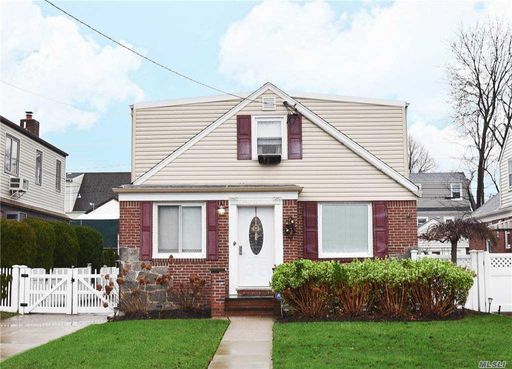 Image 1 of 27 for 188 Kensington Road S in Long Island, Garden City S., NY, 11530