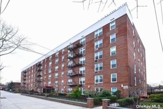 210-50 41st Avenue #3G in Queens, Bayside, NY 11361