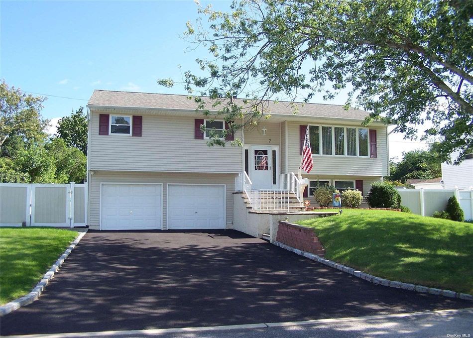 Image 1 of 21 for 7 Roslyn Court in Long Island, E. Patchogue, NY, 11772