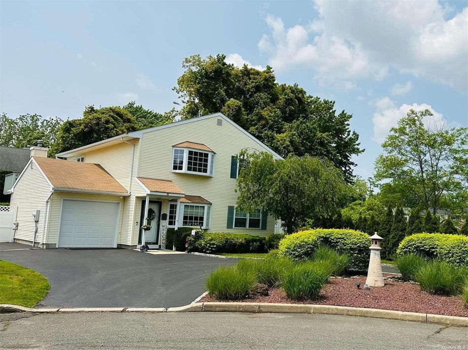 Image 1 of 28 for 4 Powell Court in Long Island, Amityville, NY, 11701