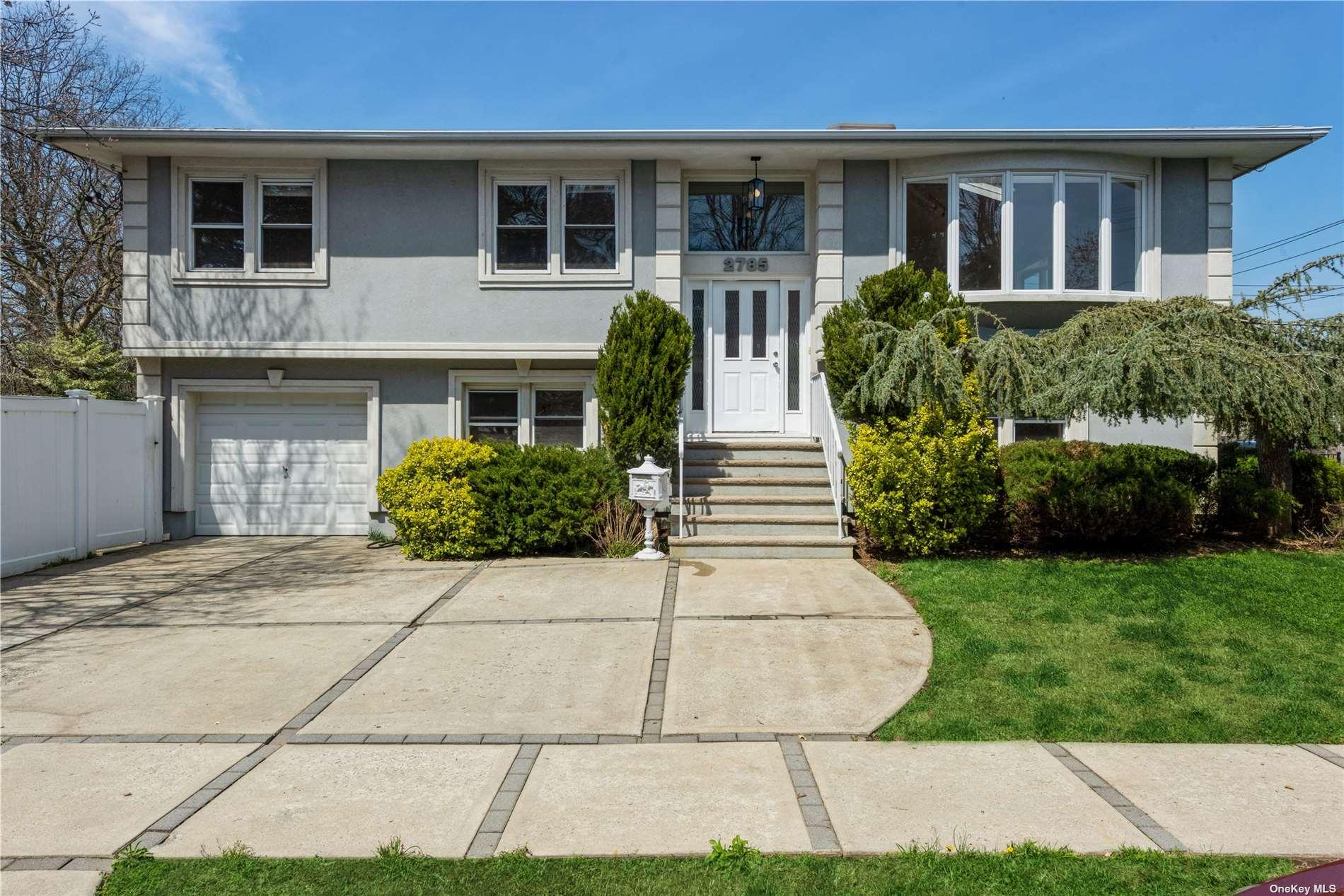 2785 Oxford Place in Long Island, East Meadow, NY 11554