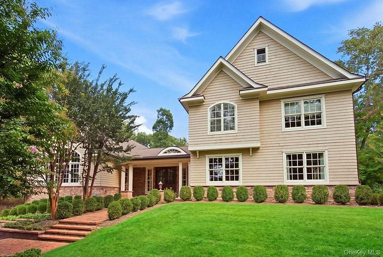8 Fiddlers Green Drive