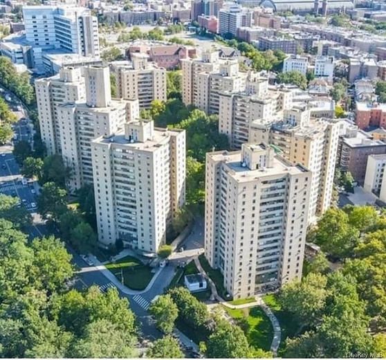 8 Fordham Hill Oval #10B