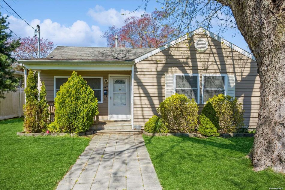 Image 1 of 21 for 8 Laura Avenue in Long Island, East Patchogue, NY, 11772
