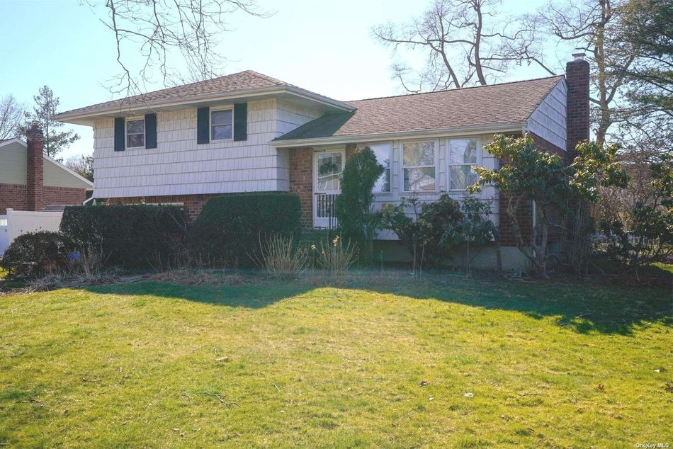 Image 1 of 14 for 8 Sycamore Lane in Long Island, Commack, NY, 11725