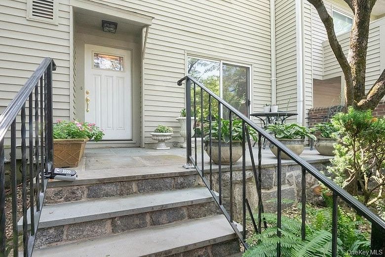8 Waterside Close