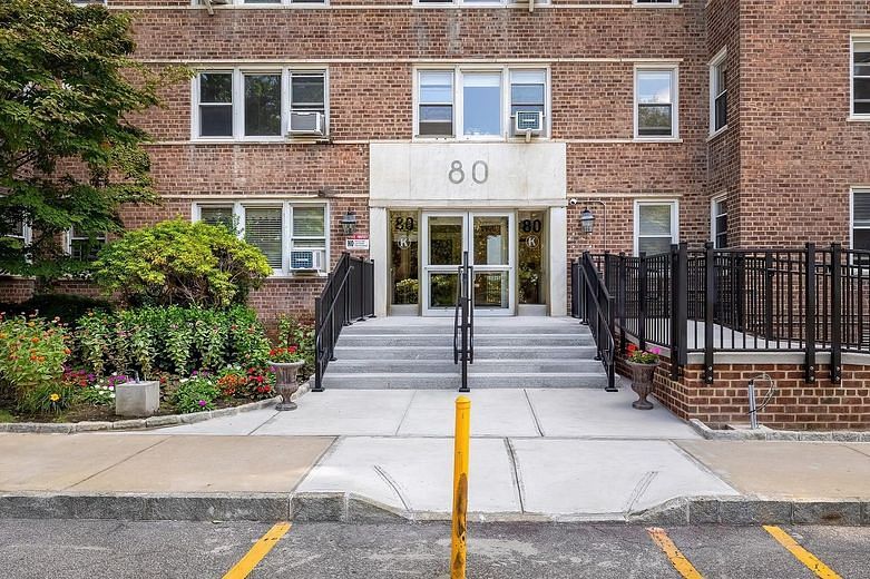 80 Knolls Crescent #1B