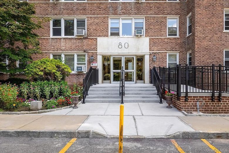 80 Knolls Crescent #1B