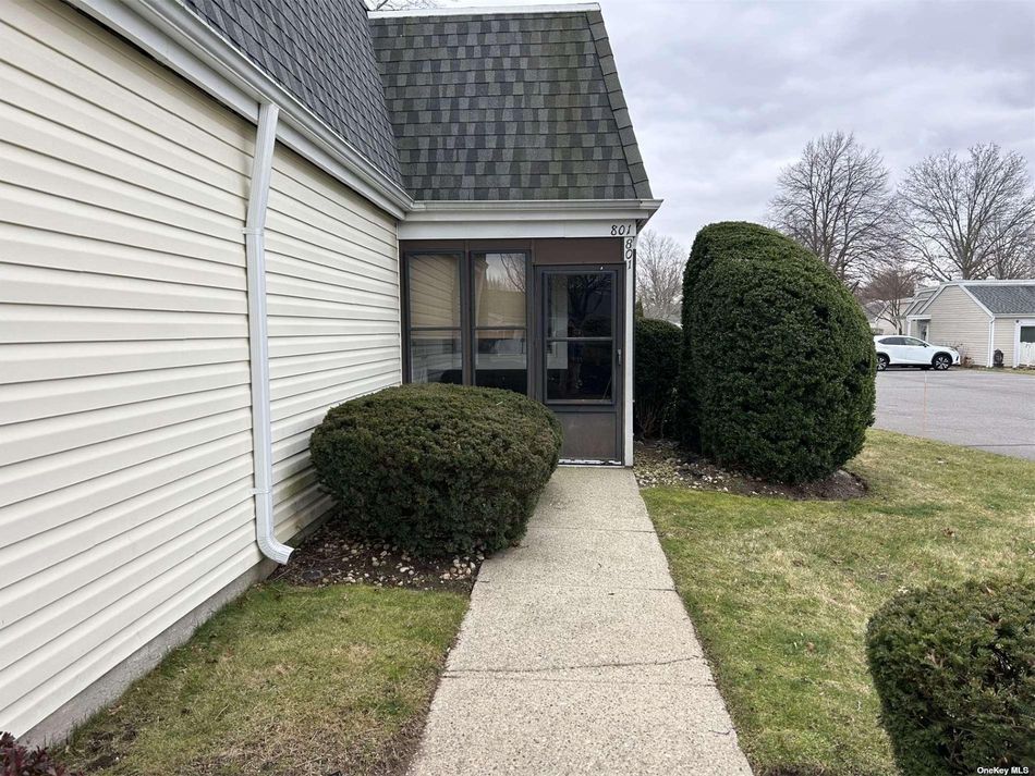 Image 1 of 25 for 801 Cabot Court #801 in Long Island, Saint James, NY, 11780