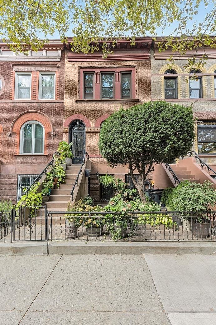 807 Lincoln Place
