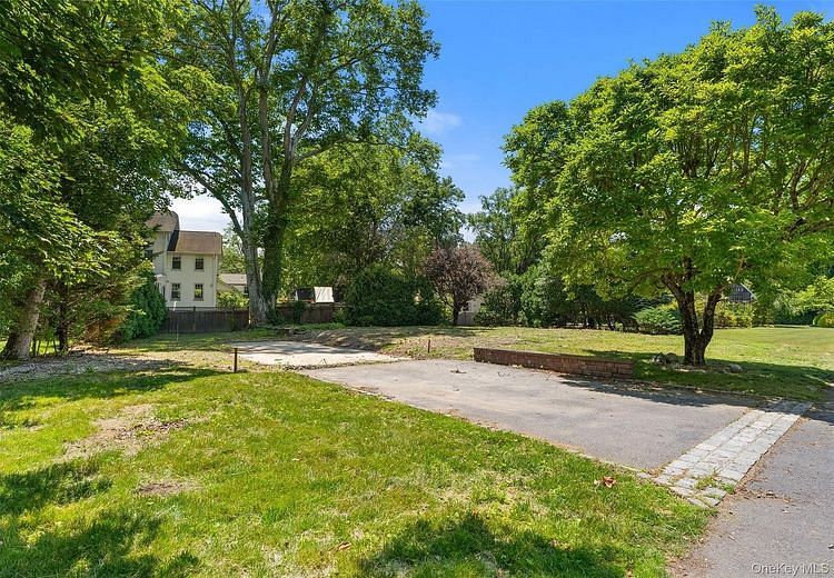 819 The Crescent