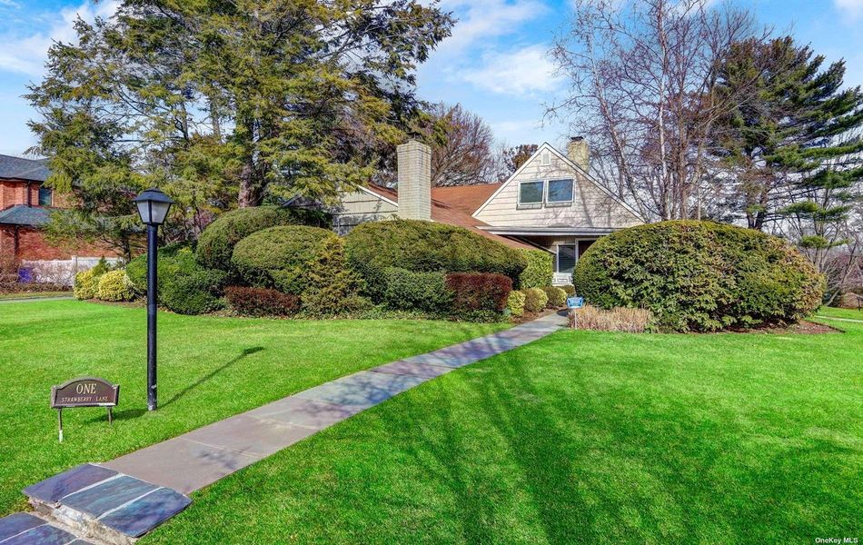 Image 1 of 31 for 1 Strawberry Lane in Long Island, Roslyn Heights, NY, 11577