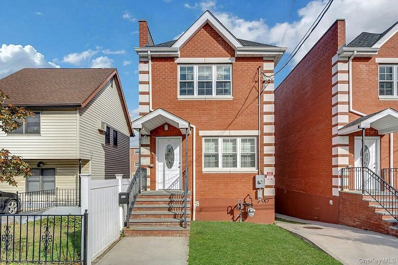 822 Hollywood Avenue